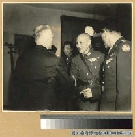 藏品(蔣主席與昆明限十四航空隊官員握手)的圖片